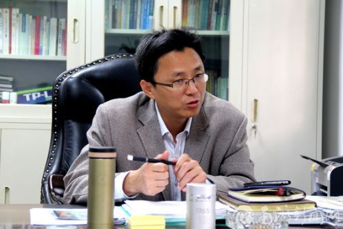 记者采访保卫处陈国顺处长