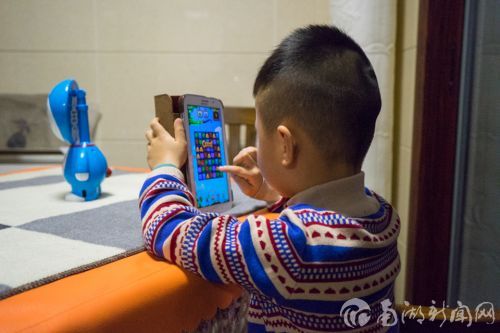 懵懂的小孩,手机游戏就是最好的陪伴