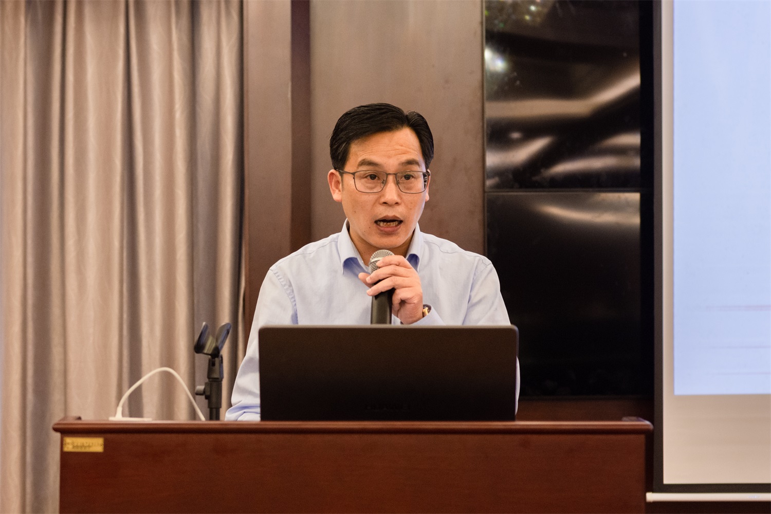 神龙架国家公园管理局党委常委、党委副书记、副局长柳建雄致辞