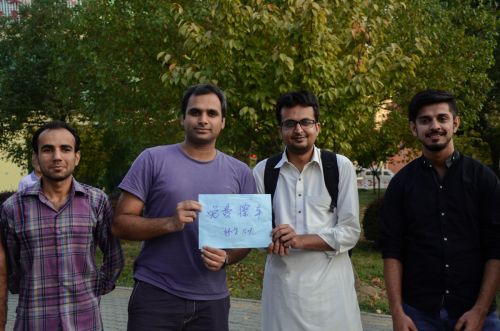 接受擦车服务的外国友人