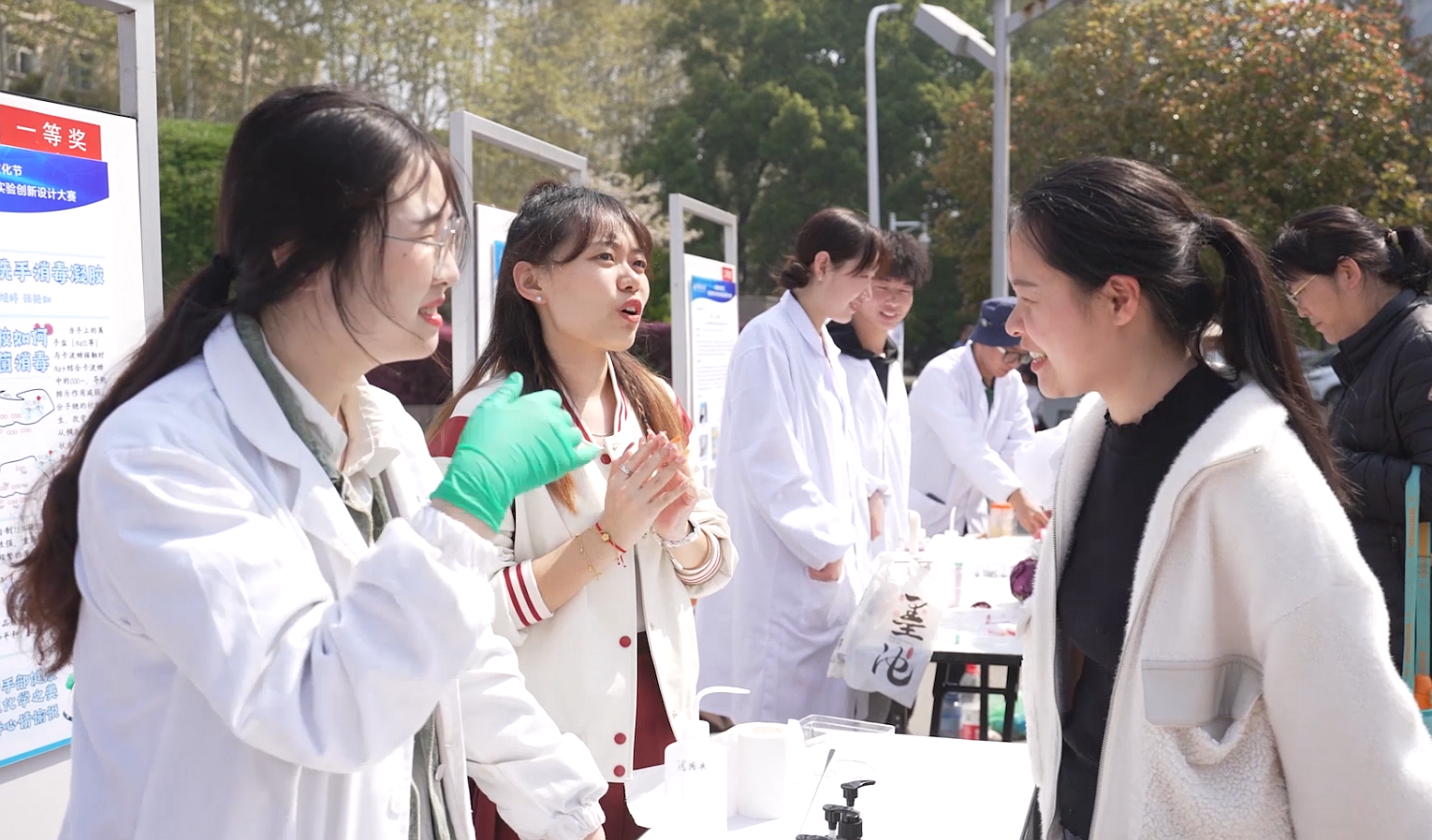 化学实验创新大赛一等奖获得团队为同学们科普洗手消毒凝聚的杀菌原理(戴壮 摄)