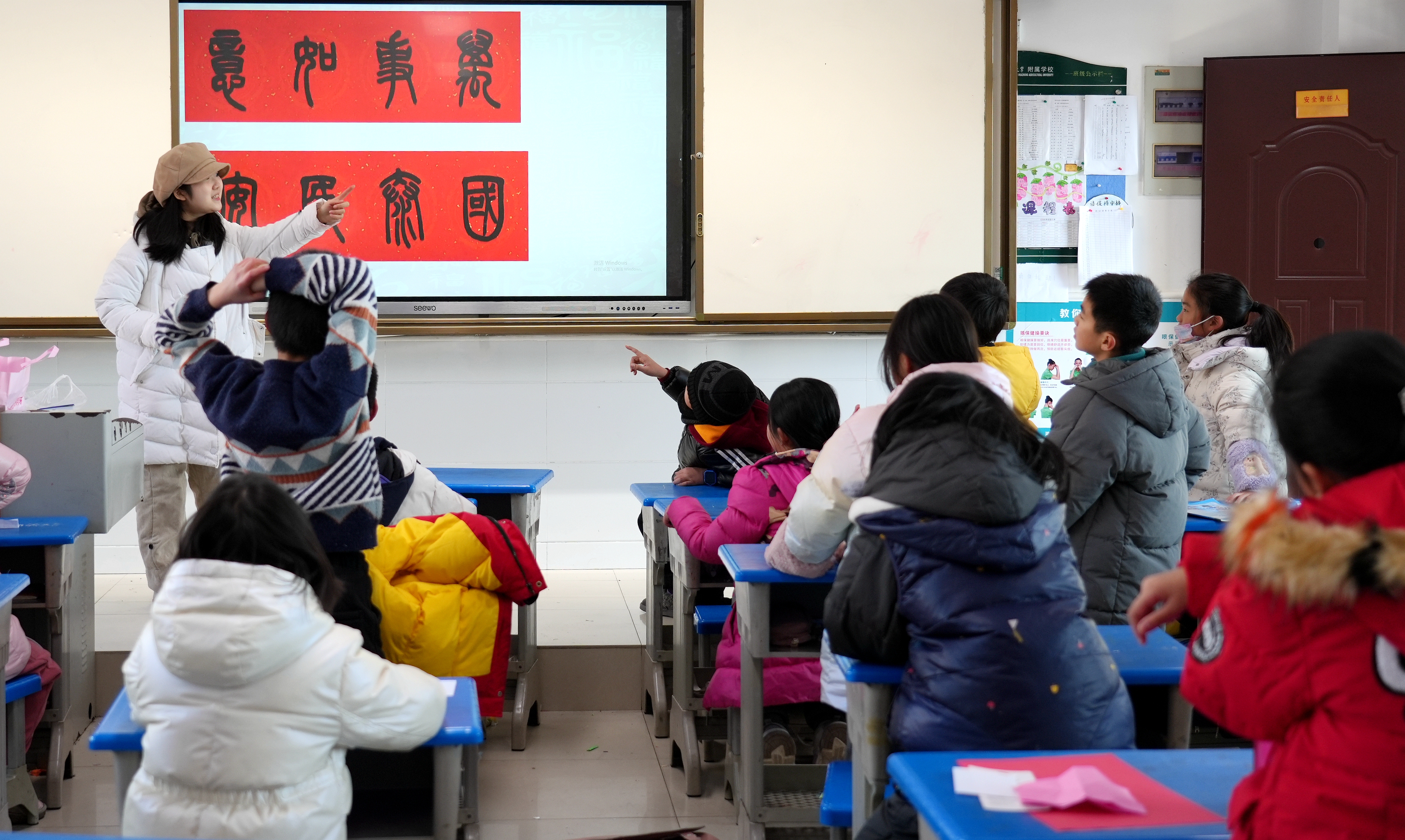 师生其乐融融品春联(记者 匡敏 摄)