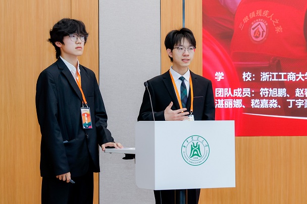浙江工商大学团队回答评委提问（周业兵摄）.jpg