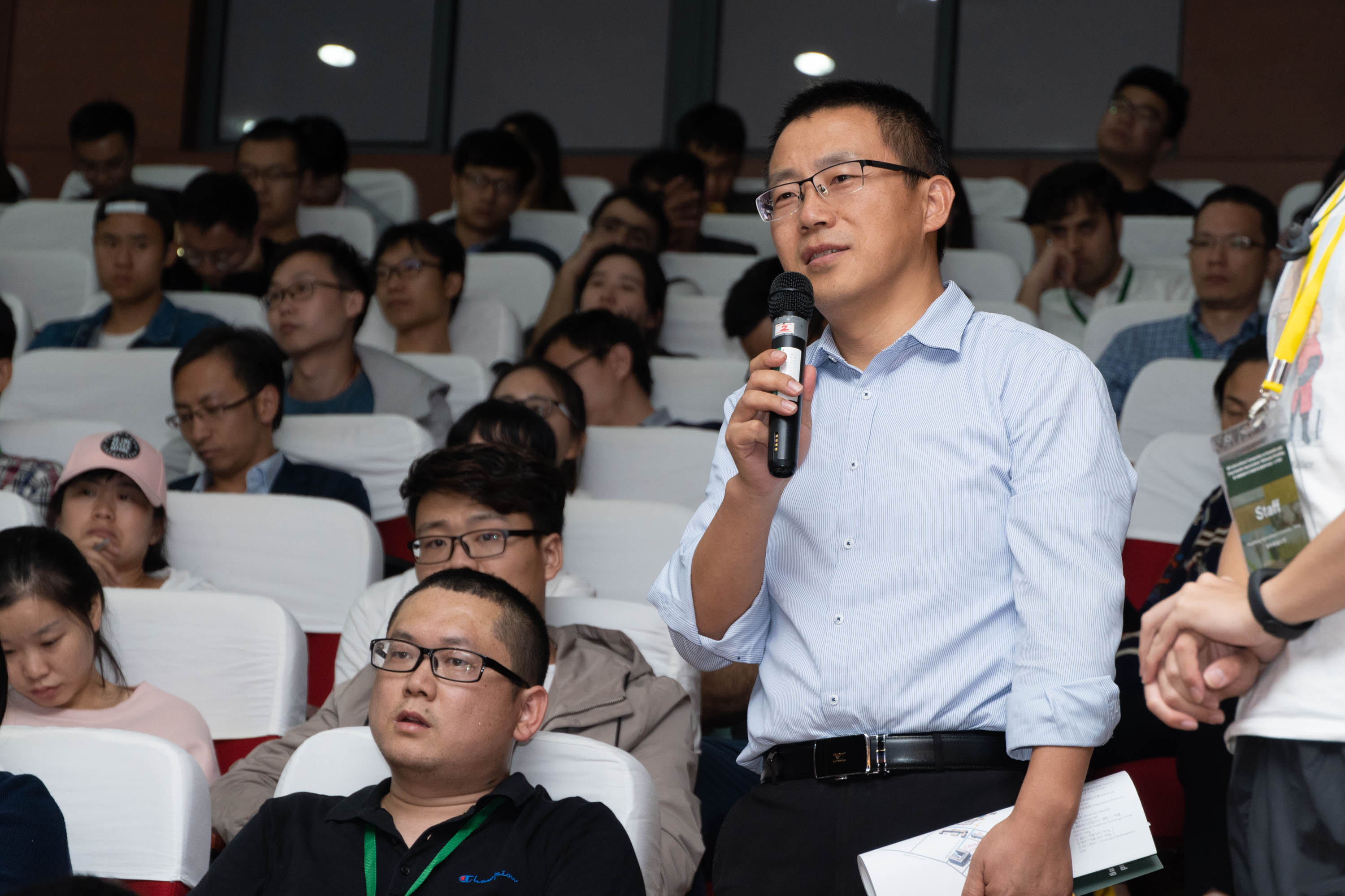 报告间隙听众提问【学通社记者 张紫雯 摄】