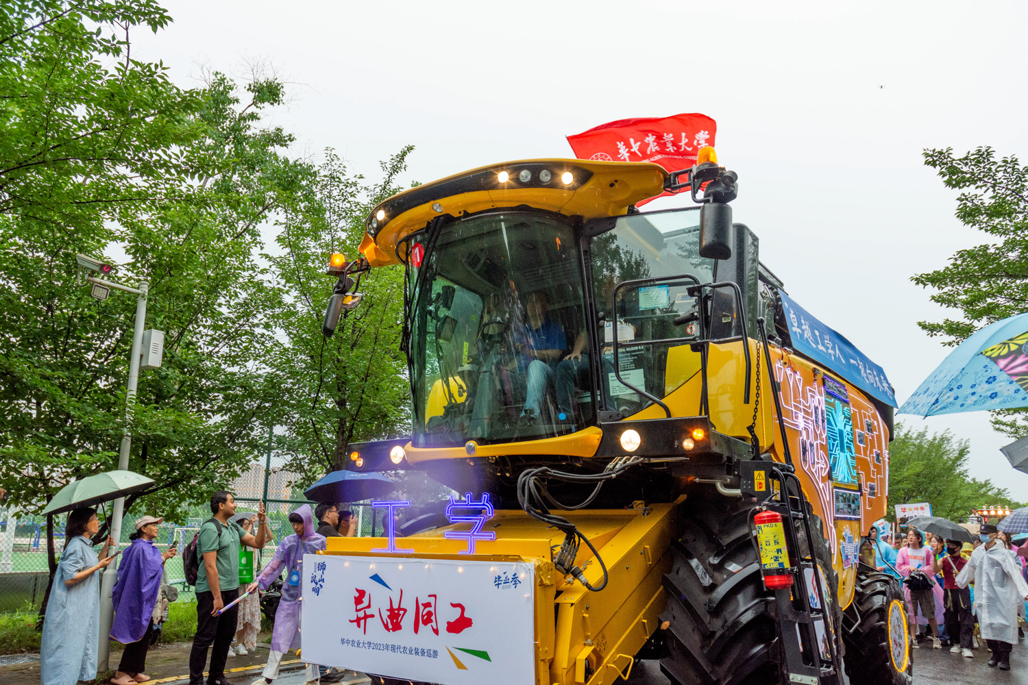 李召虎校长驾驶着“大黄蜂”（学通社记者 周仁杰 摄）-5