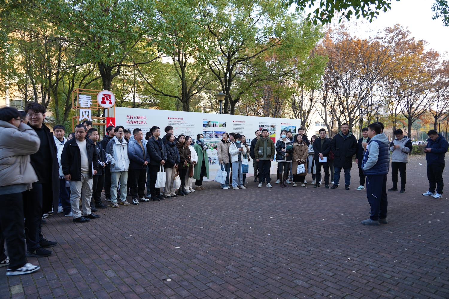 辅导员到展览现场集中学习