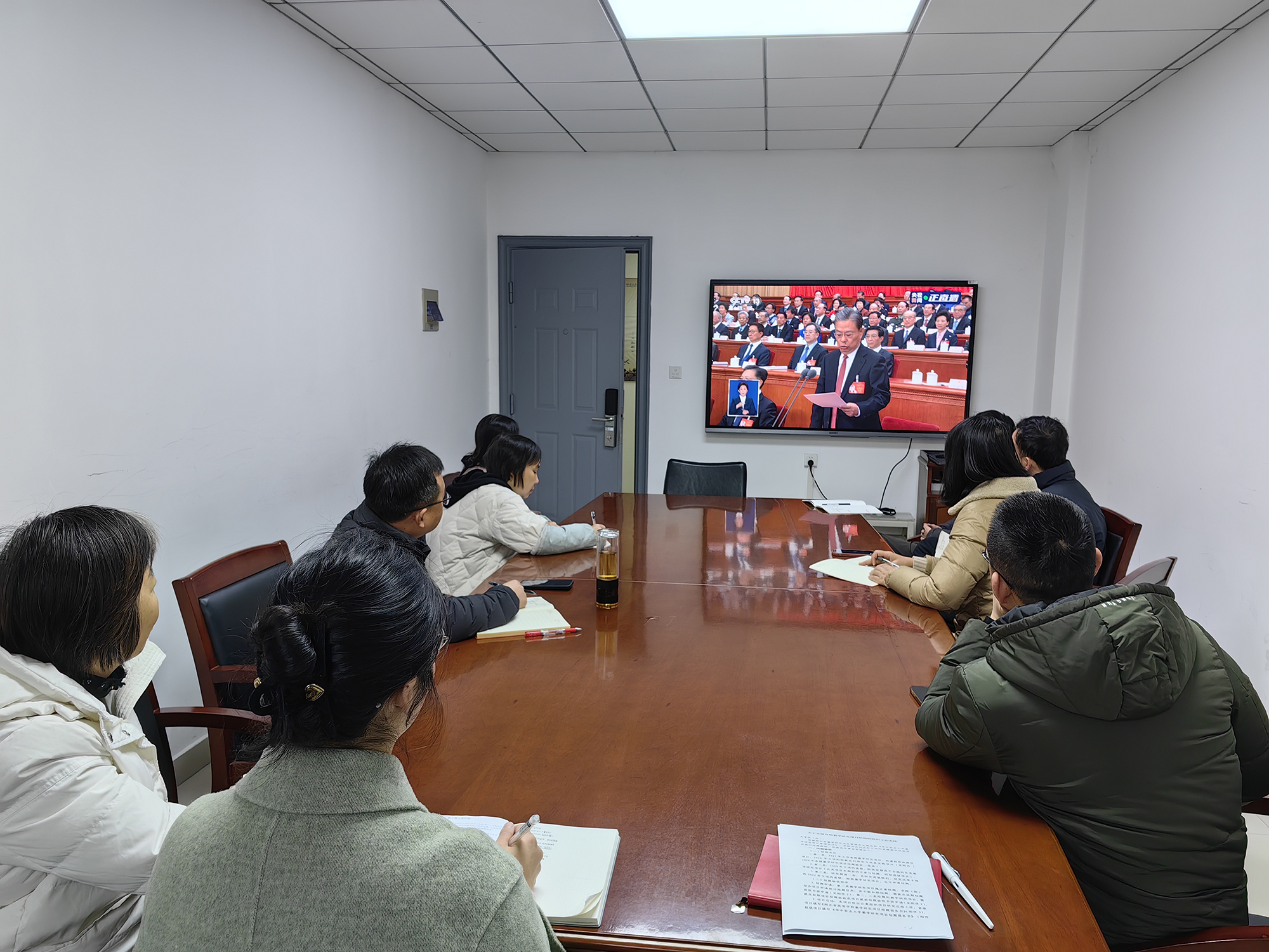 文法学院教师收看全国“两会”直播（通讯员 黄晓霞 摄）