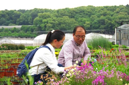 王文恩在基地为学生解决花卉问题