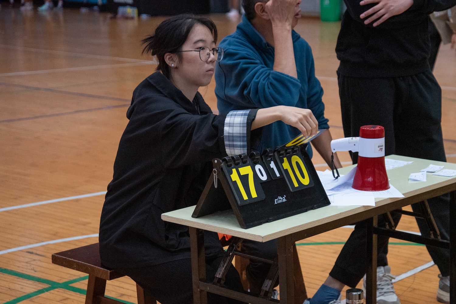观察员在更新比分(学通社记者 王文硕 摄)