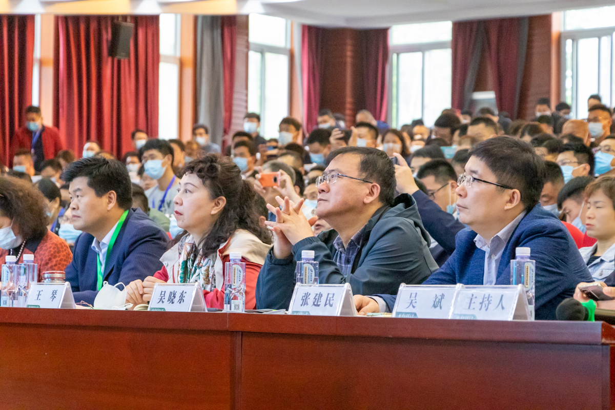 与会人员认真听会(学通社记者 姜虹艺 摄)