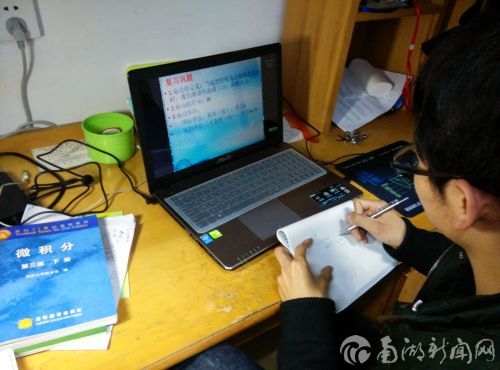 邢永辉正在准备家教资料