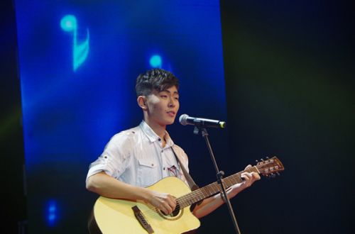 我校崔峻山深情演唱