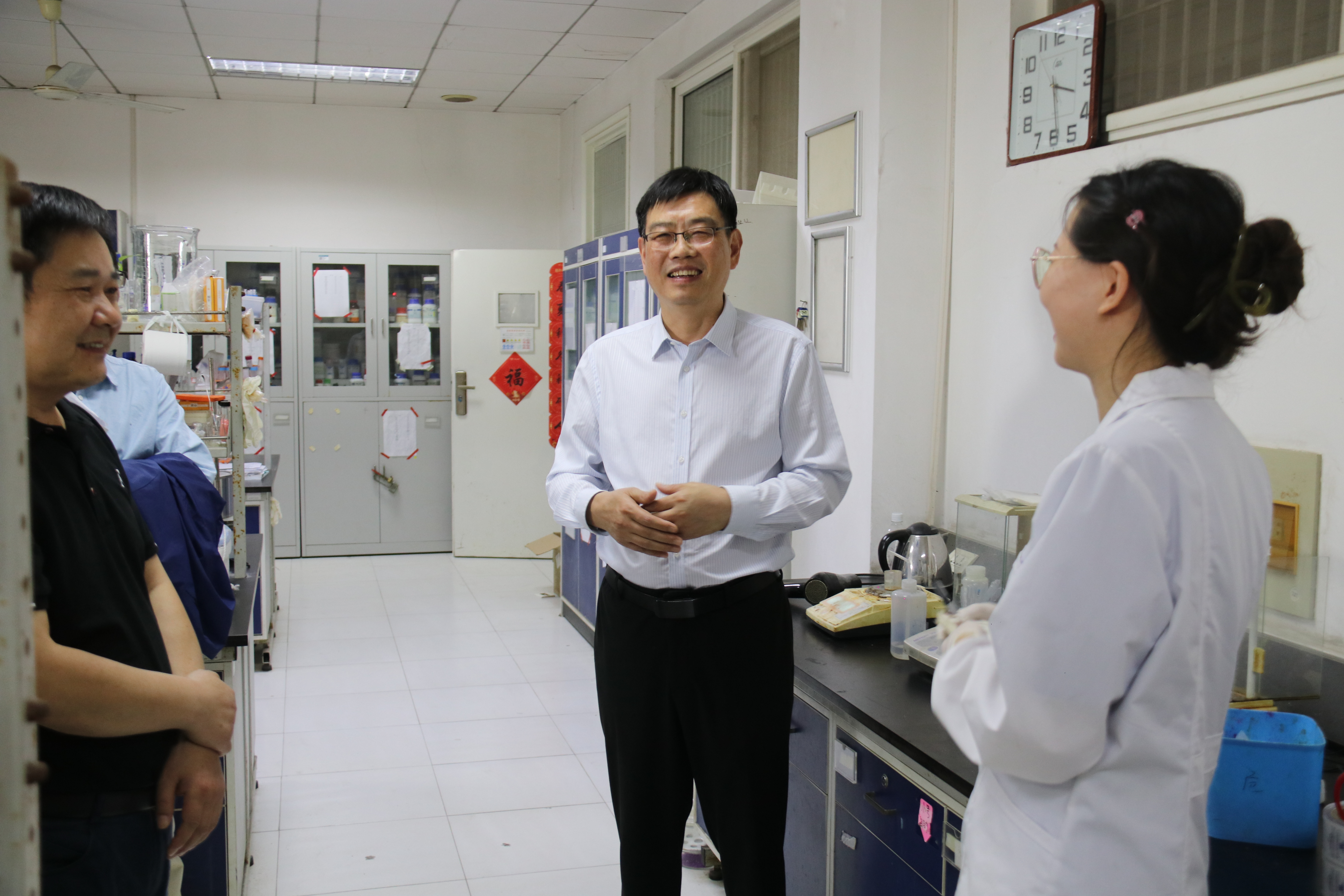 询问实验人员是否参加安全培训