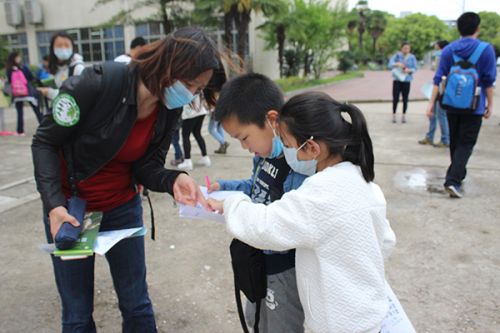 亲子团在学习相关知识