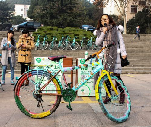 一位同学展示自己的自行车