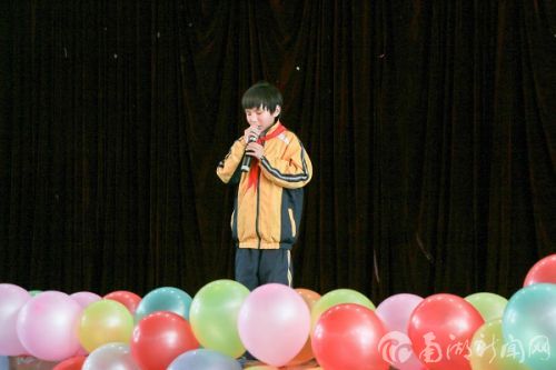 盲校的孩子独唱《我相信》