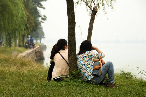 南湖边和闺蜜聊天