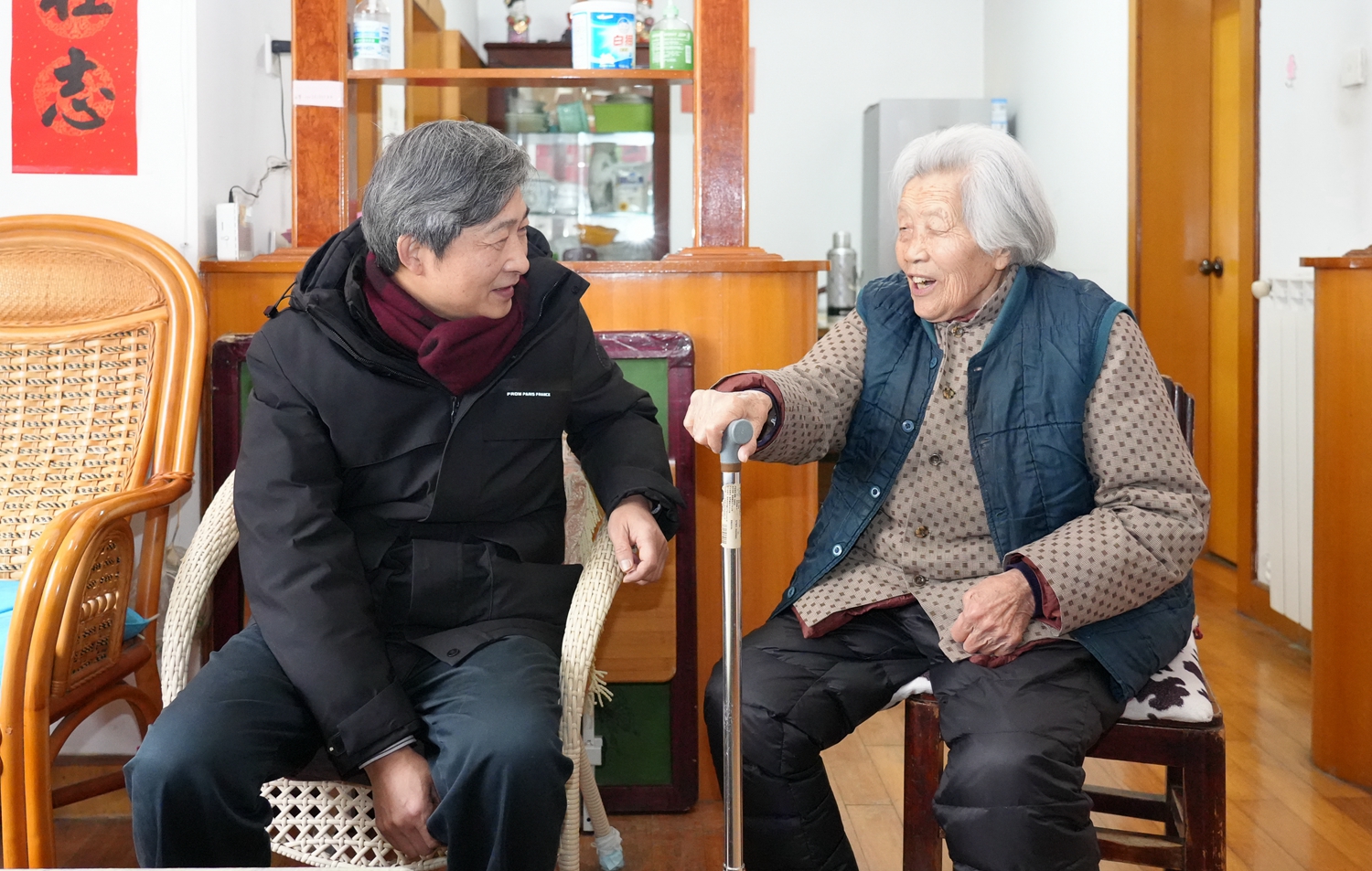 高翅看望慰问老党员石新敏同志(匡敏 摄)