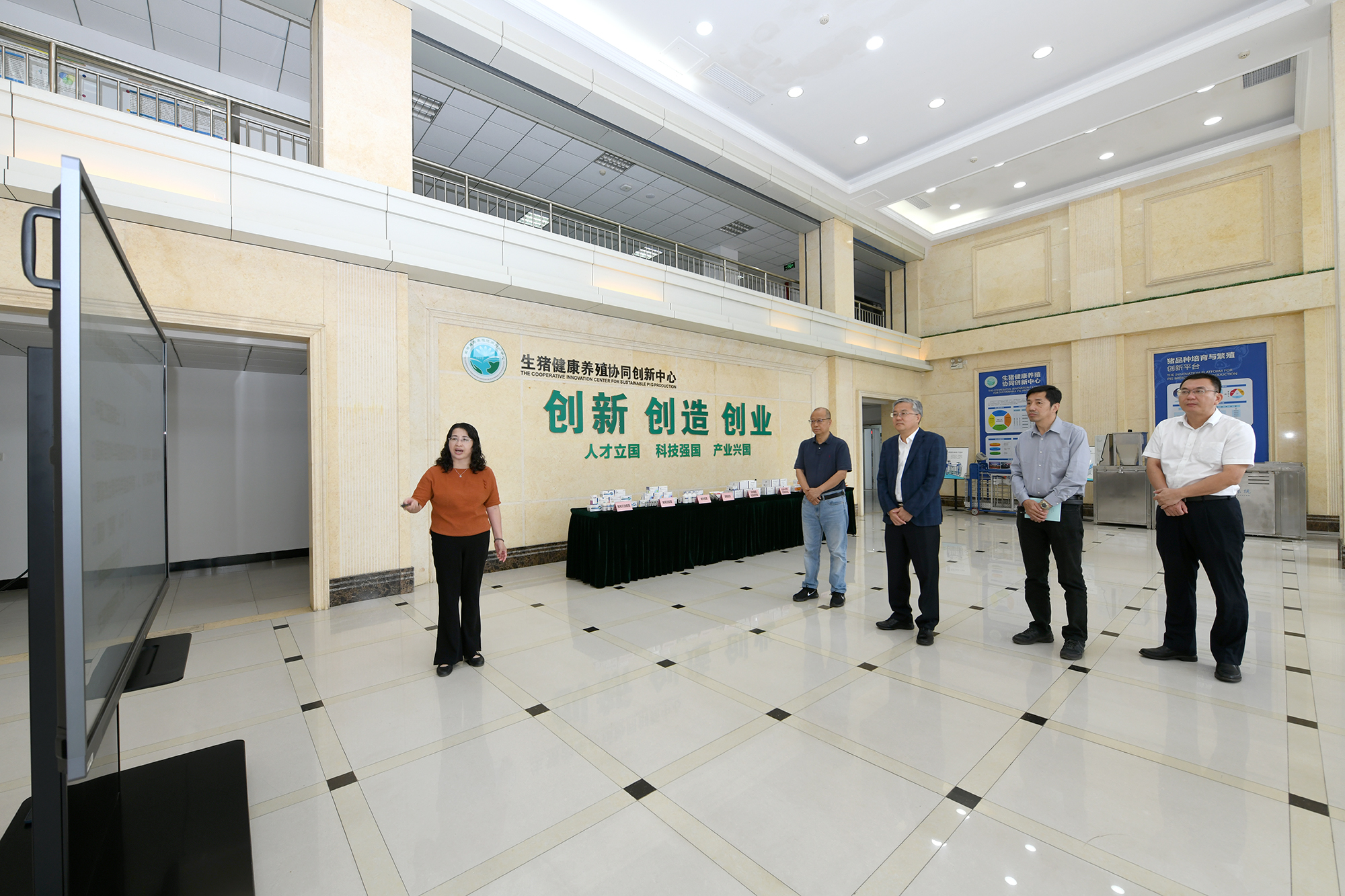 赵书红教授介绍生猪健康养殖协同创新中心有关情况(记者 刘涛 摄)