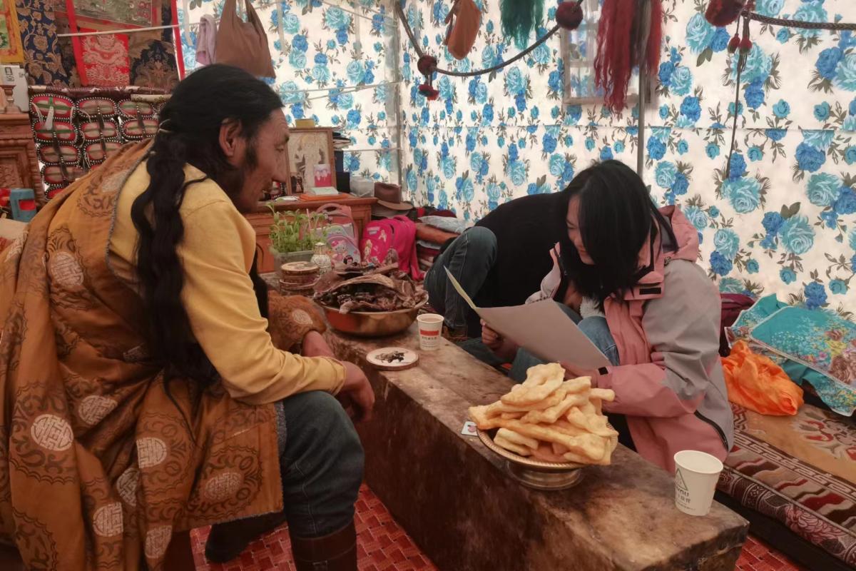 调研员深入牧户调研(周淑敏 摄)