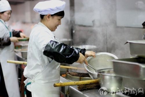 2.桃园厨师徐华敏图 后勤集团记者谢潇潇 褚承陇