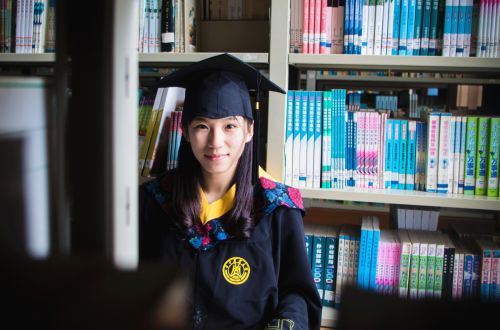 图书馆里的袁秀双2