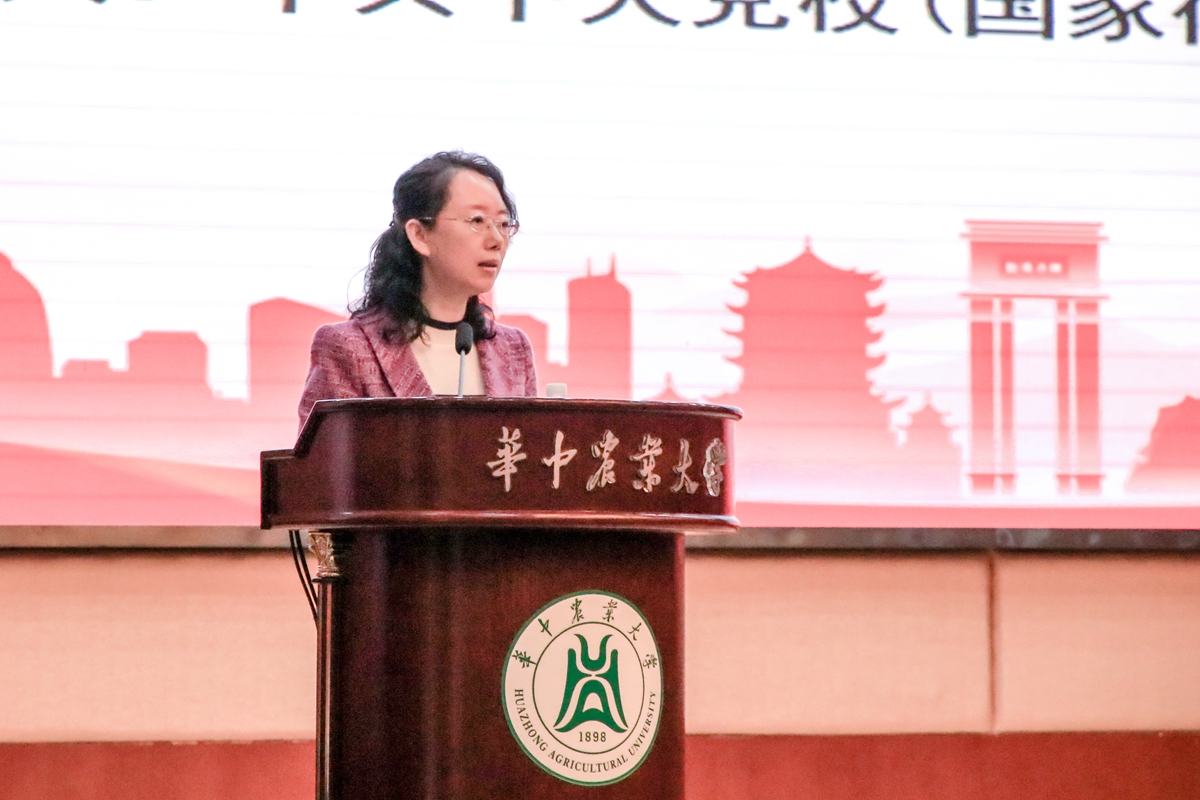 中共中央党校(国家行政学院)报刊社正高编审储峰作主旨报告(通讯员 姜子岳 摄)