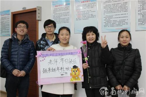 粗心大意总爱丢卡的孩子们总能见到她和蔼可亲的笑容，工作室成员也将鲜花和祝福送给现代技术教育中心默默奉献的女老师