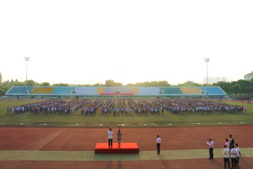 在清晨的阳光中,同学们汇聚在二运进行升旗仪式