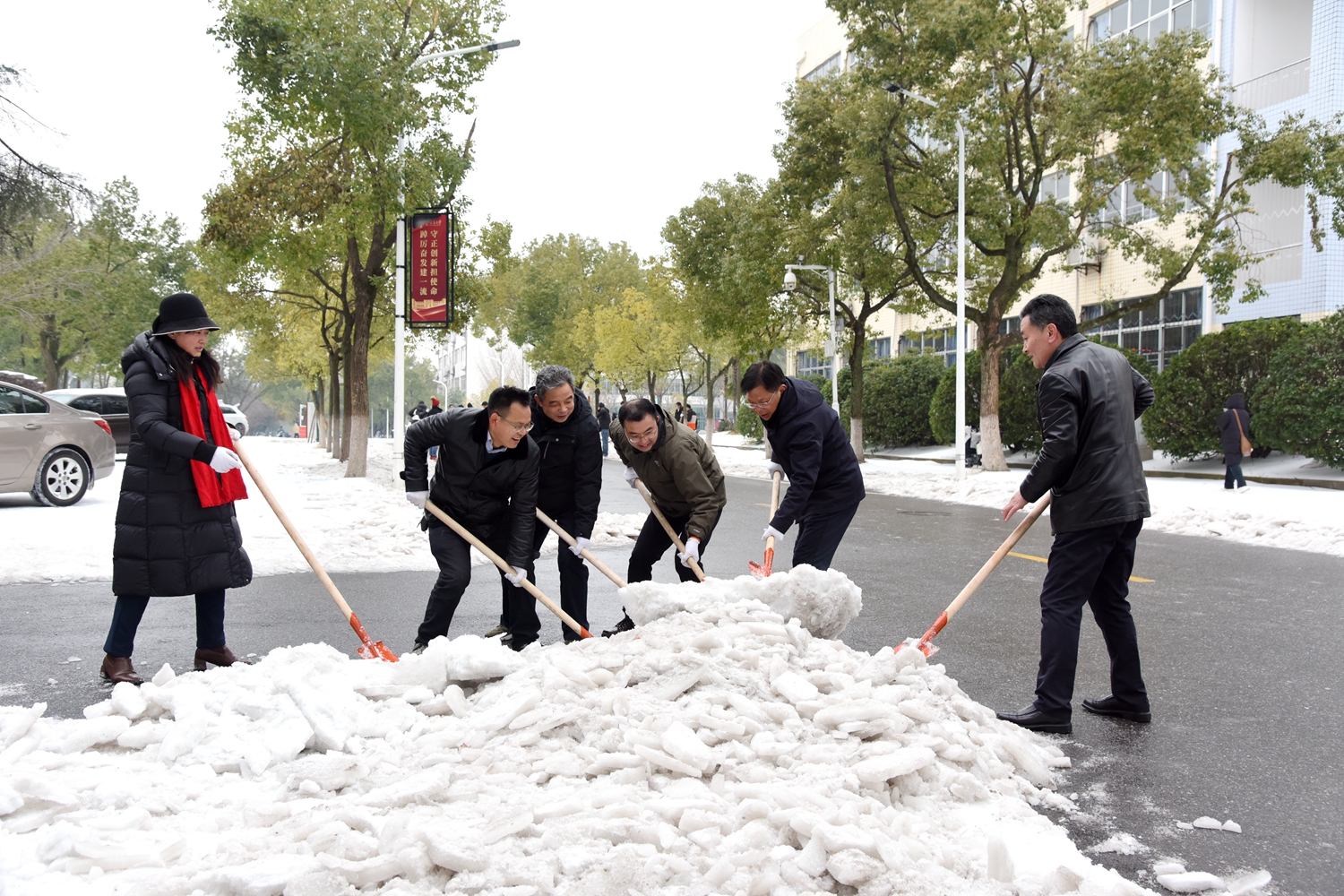 工学院老师们除雪(蒋朝常 摄)