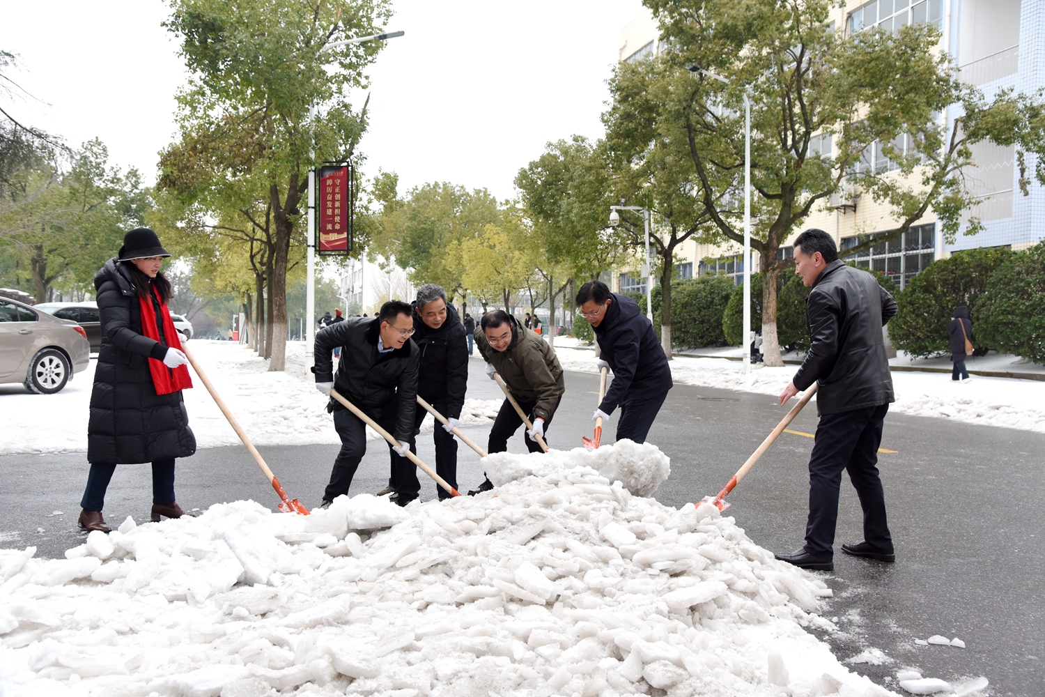 工学院老师们除雪（蒋朝常 摄）