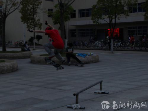 傍晚时分,滑板男孩来袭!飞跃吧!帅气的男孩