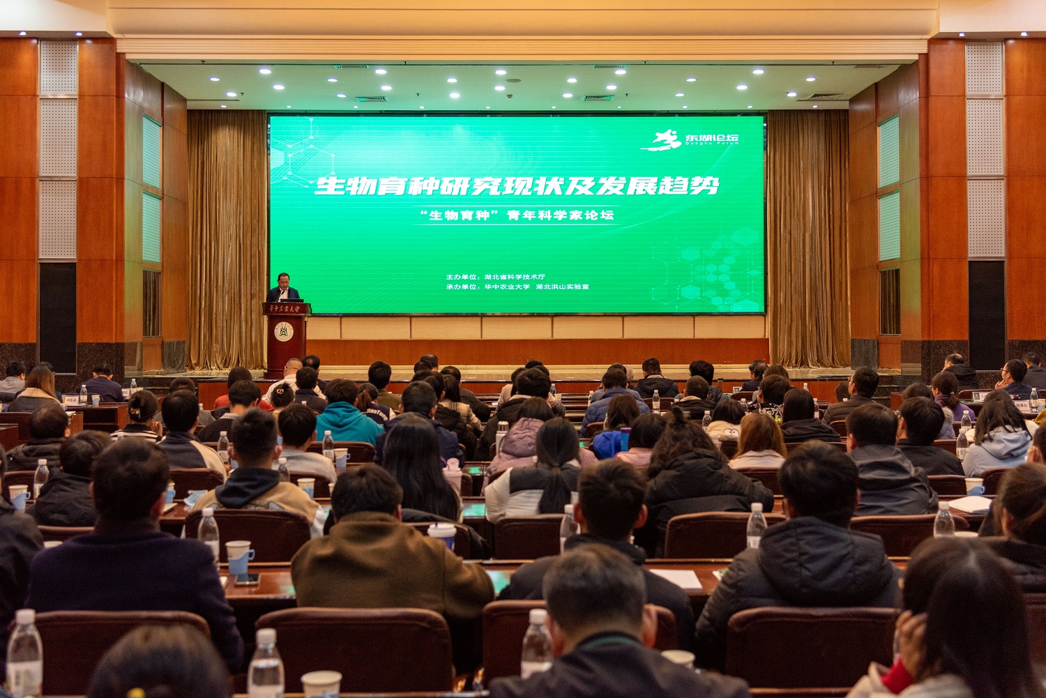 植物科学技术学院院长朱龙付教授主持会议(学通社记者 张湛琦 摄)