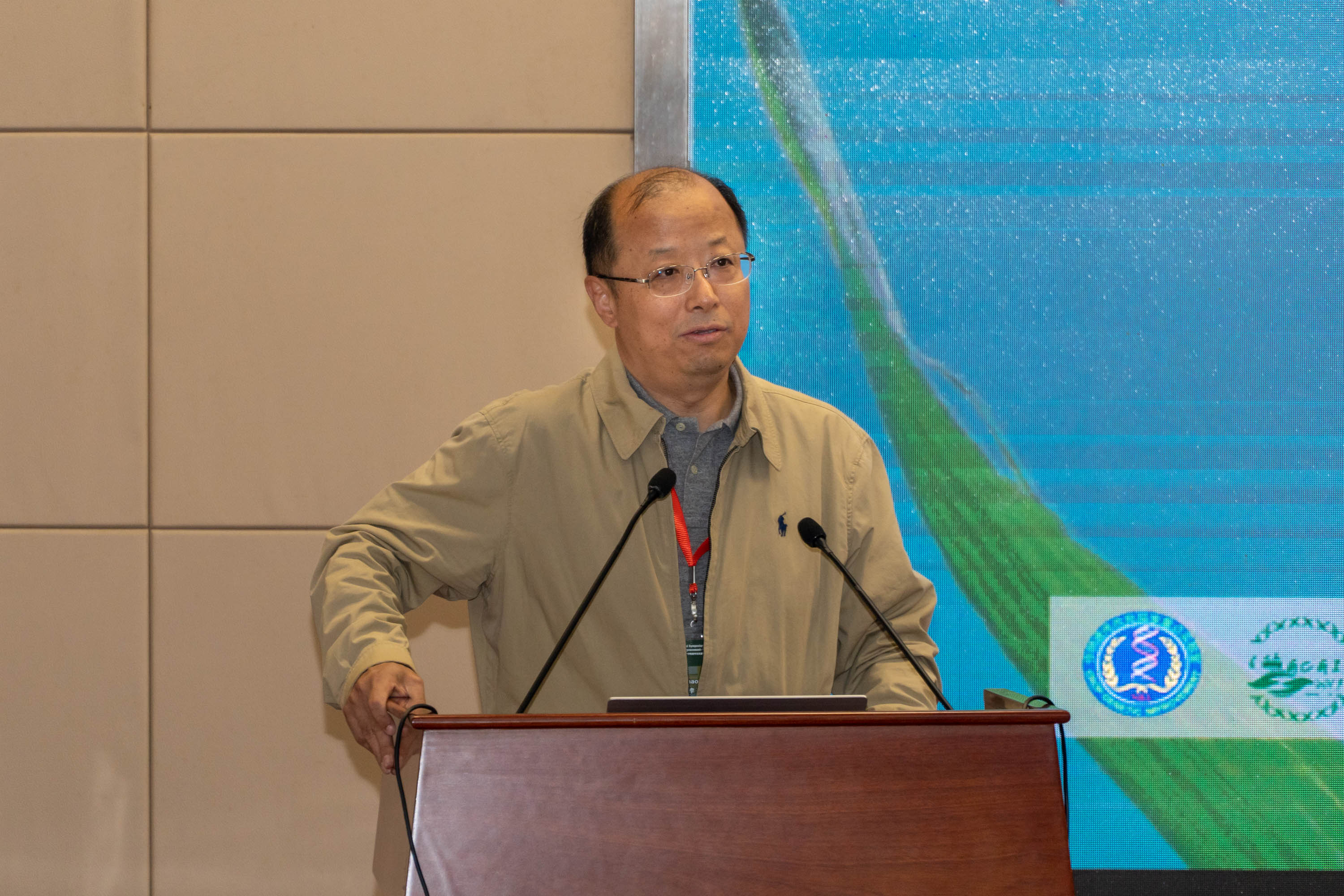 李召虎校长正在做学术报告【学通社记者 张紫雯 摄】