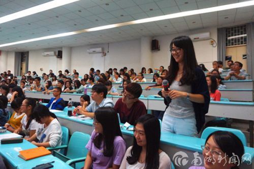 景园学堂·现场同学向马先生提问有关创业的问题_副本