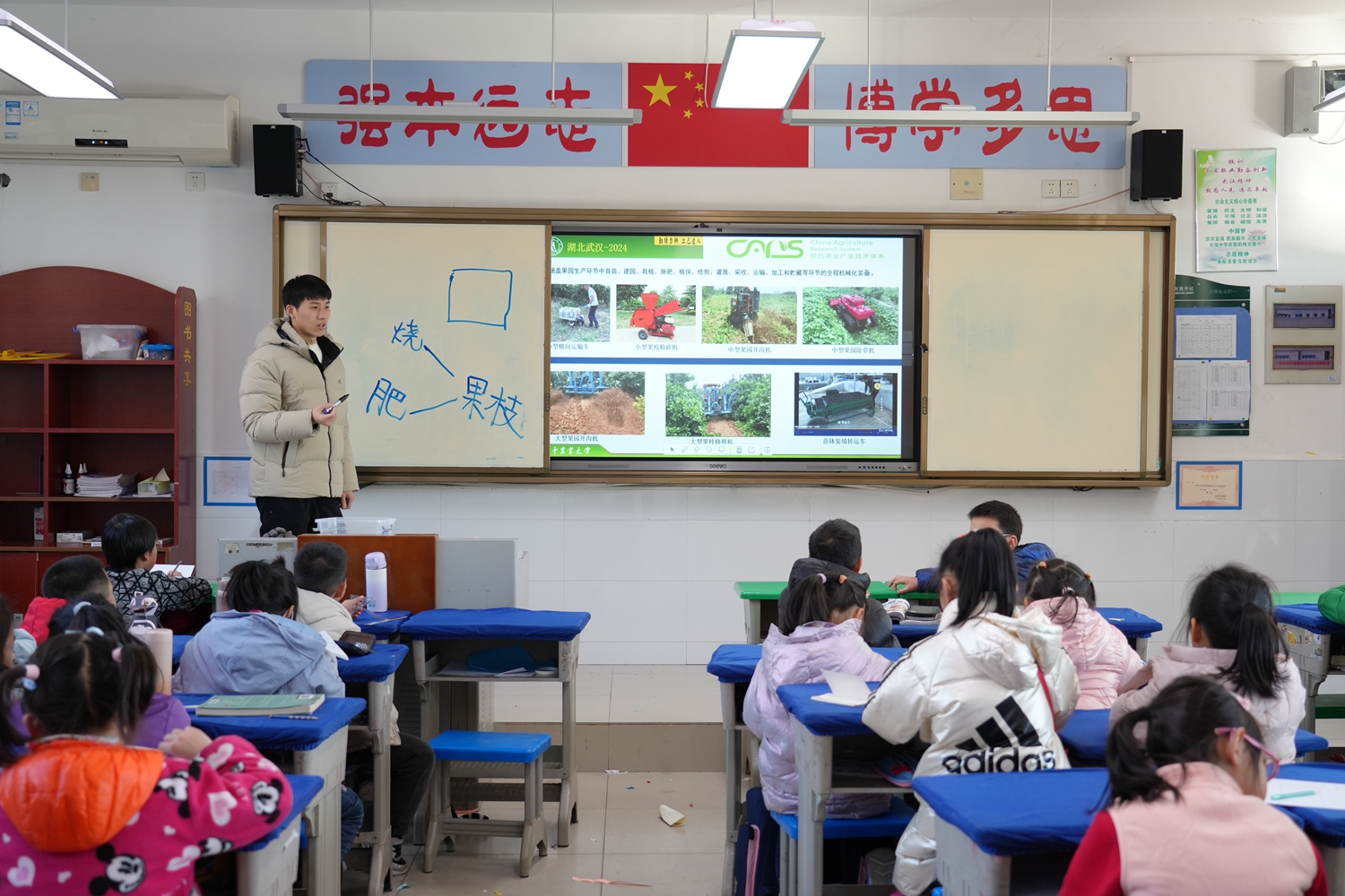 老师为小朋友们普及智慧农业知识（记者 匡敏 摄）