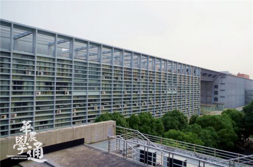 8.登三教而望,人文社科楼高大宏伟。