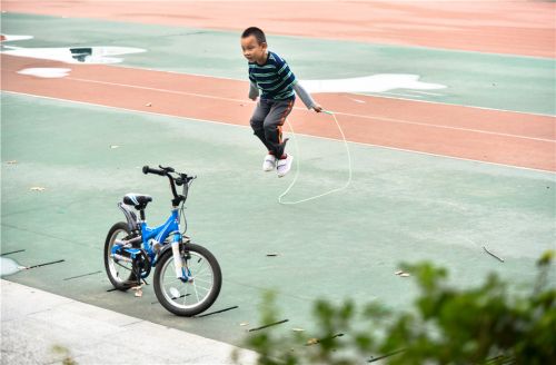 妈妈，看我跳的好高好高