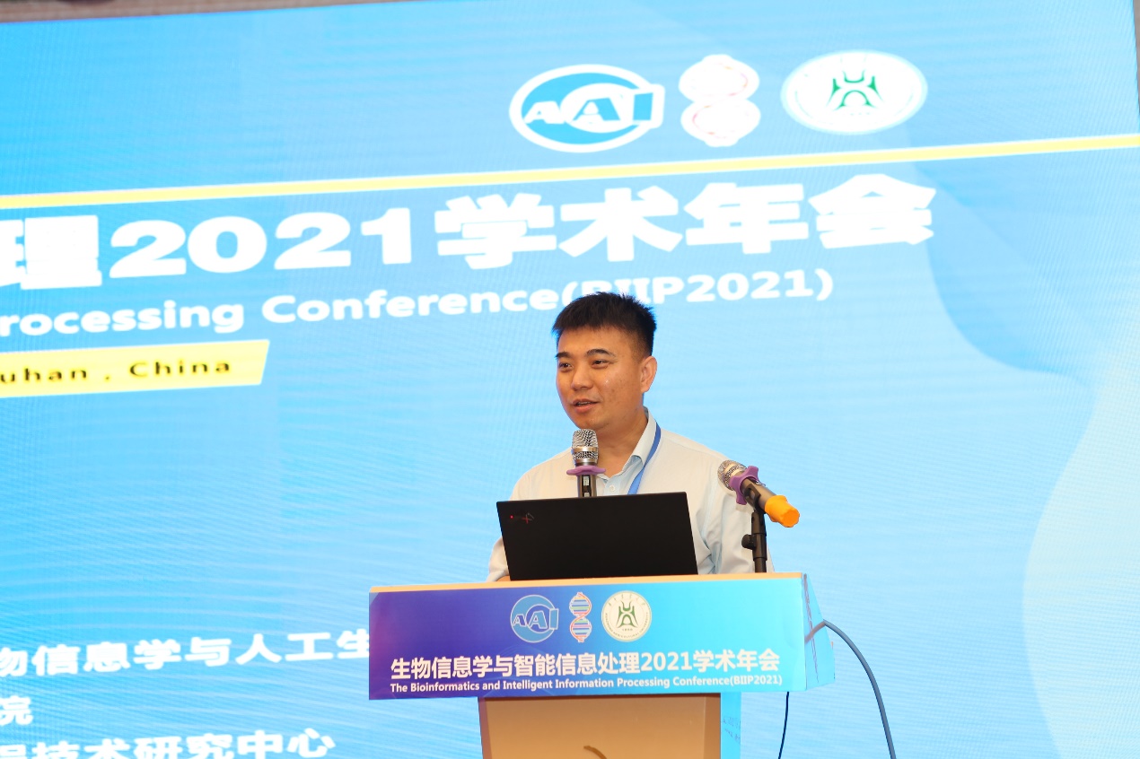 信息学院院长张宏宇教授主持大会(信息学院供图)