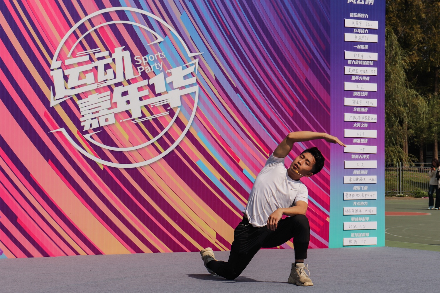 拉伸教学(学通社记者 沈诗艺 摄)