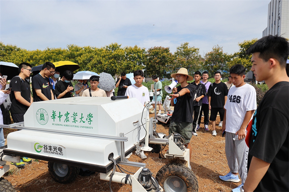 观摩现代表型研究设备。侯国涛摄