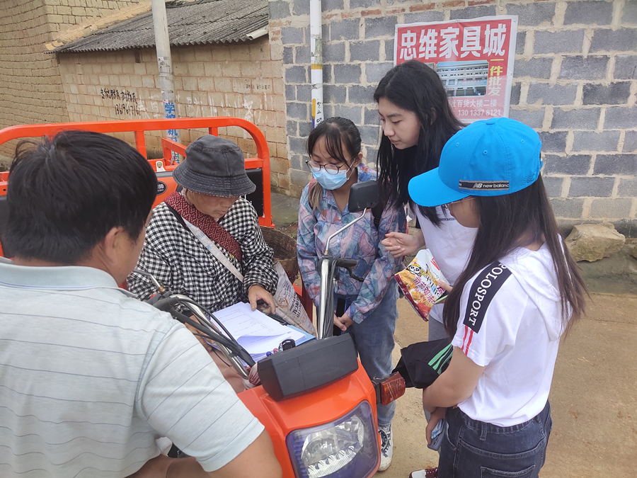 实践团队在迭舍莫村走访调研（调研期间拍摄）。华中农业大学园艺林学学院 供图