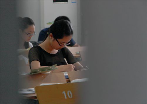 7.即使放假，校园里仍不缺勤奋学习的同学，他们仍然求知若渴地学习。