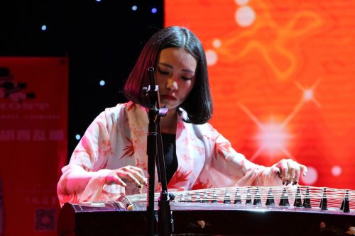参赛者龙艺表演古筝