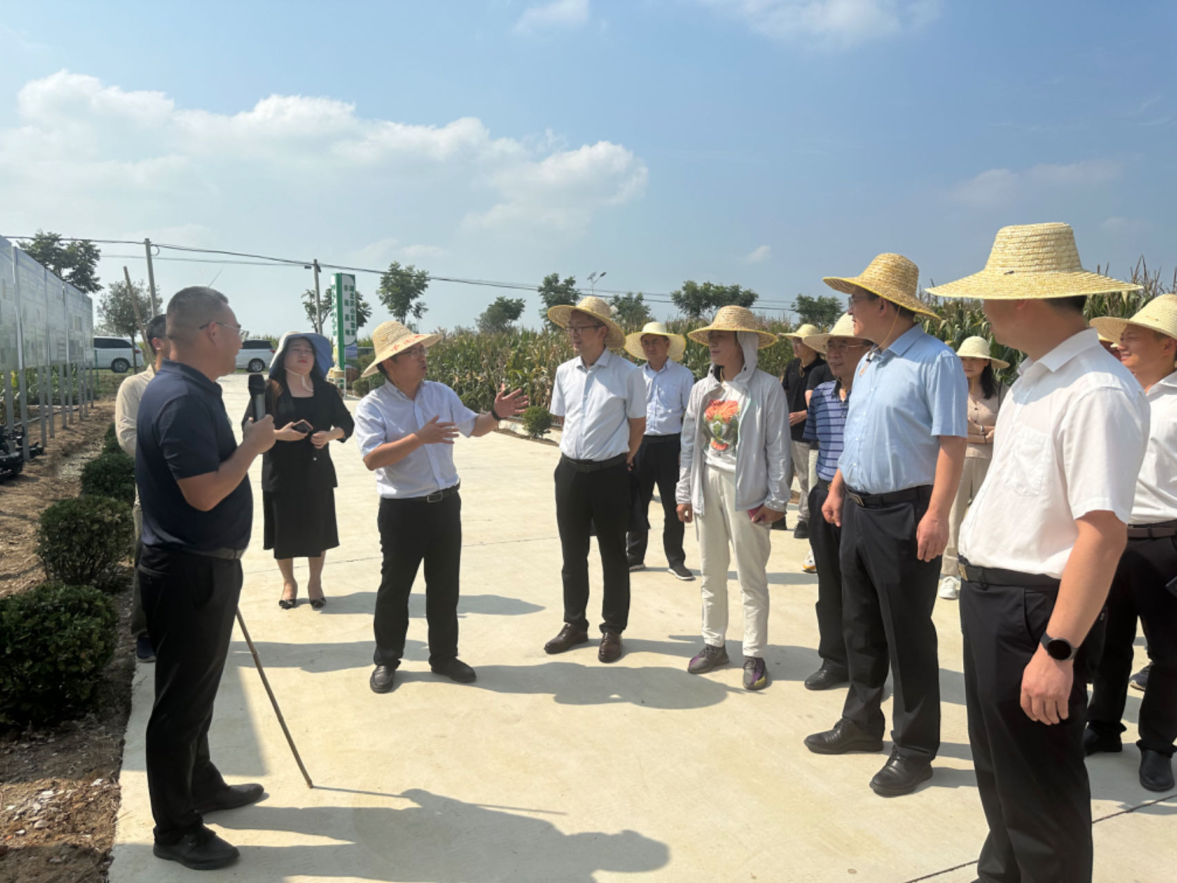 严建兵教授向张振华一行汇报基地建设情况(杨毅 摄)