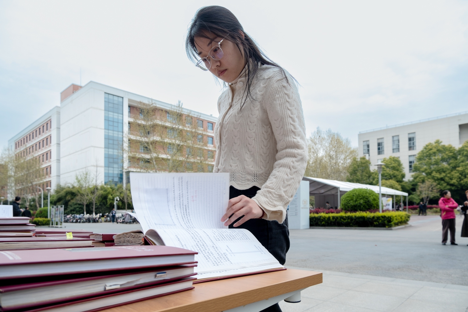 一位同学在翻阅实验报告(学通社记者 王博炜 摄)