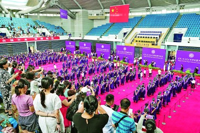 6月29日,毕业生在参加清华大学2024年本科生学位授予仪式。新华社记者 鞠焕宗摄