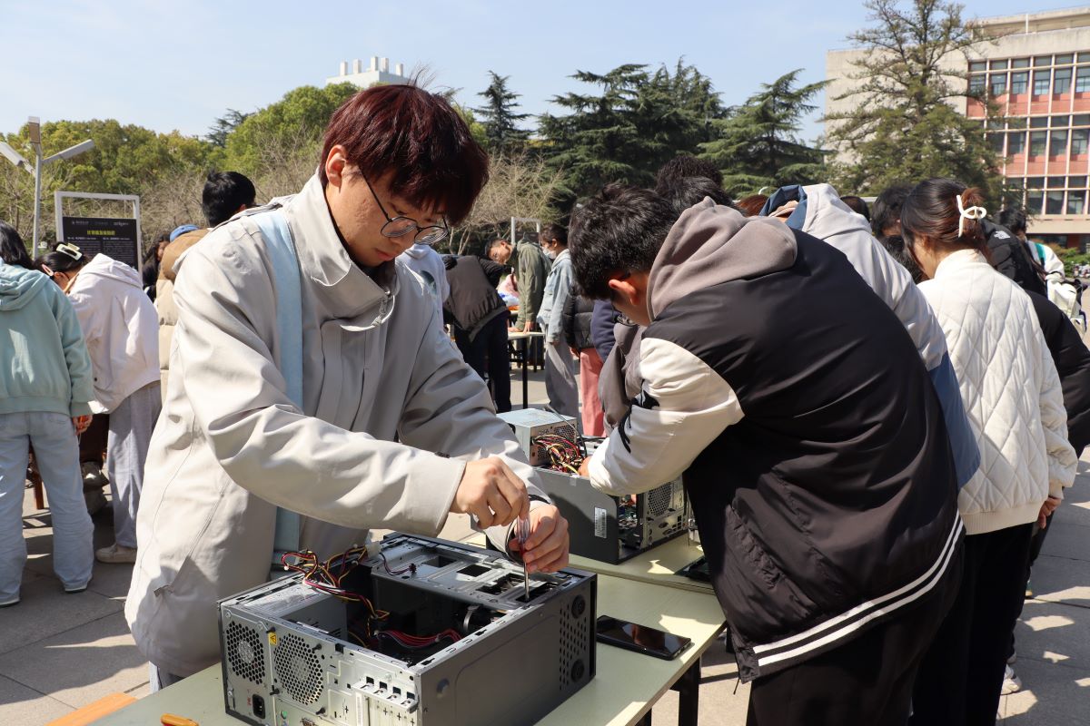 同学们认真拆解机器