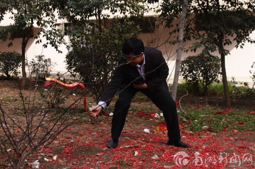 让人期待而忐忑的鞭炮声就要响起啦!