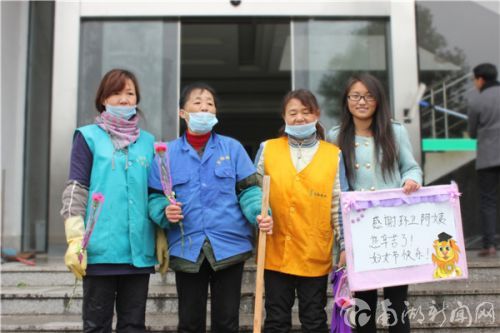 “洁净校园无脏物,迎来学子绽欢颜”，路上，工作室成员将鲜花献给了为校园环卫工作辛勤付出的阿姨们，收到鲜花和祝福的那一刻，她们的眼睛湿润了 